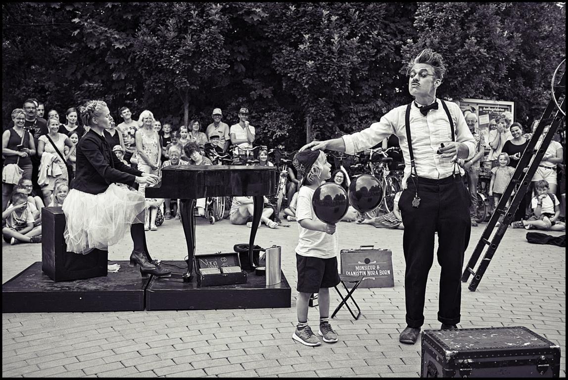 Monsieur und die Dame am Klavier – Hokus Pokus