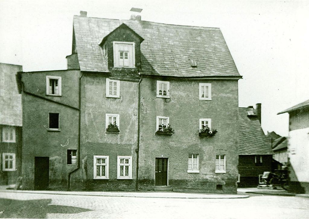 Stadtrundgang entlang der Stolpersteine - buntes Quartier Hammerhütte damals und heute