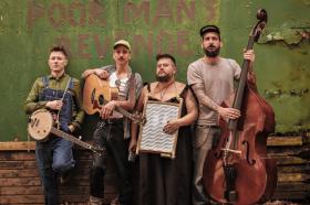 Poor Man’s Revenge sind mit Banjo, Gitarre, Kontrabass und Waschbrett live im Q
